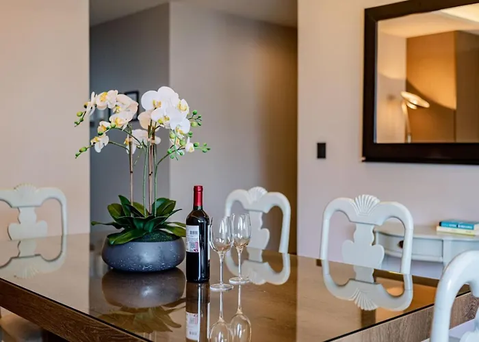Apartment Sleek High-rise With Pool, Gym, Jacuzzi & Bbq Area