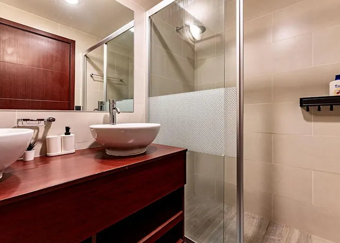 Sleek High-rise With Pool, Gym, Jacuzzi & Bbq Area Apartment