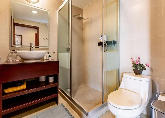 Apartment Sleek High-rise With Pool, Gym, Jacuzzi & Bbq Area